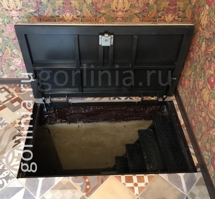 Люк с лестницей в подвал Скала
